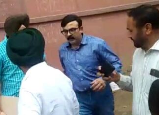 1 ਫੀਸਦੀ ਰਿਸ਼ਵਤ ਮੰਗਣ ਦੇ ਇਲਜਾਮ ‘ਚ ਆਈਏਐਸ ਅਫਸਰ ਸੰਜੇ ਪੋਪਲੀ ਤੇ ਸਾਥੀ ਗ੍ਰਿਫਤਾਰ, ਕੋਰਟ ਨੇ 4 ਦਿਨਾਂ ਦੇ ਰਿਮਾਂਡ ‘ਤੇ ਭੇਜਿਆ