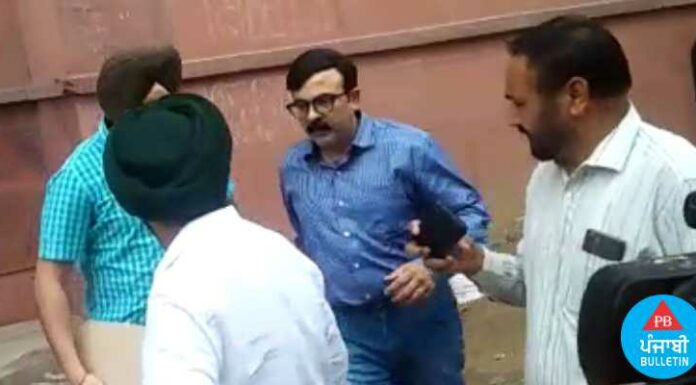 1 ਫੀਸਦੀ ਰਿਸ਼ਵਤ ਮੰਗਣ ਦੇ ਇਲਜਾਮ ‘ਚ ਆਈਏਐਸ ਅਫਸਰ ਸੰਜੇ ਪੋਪਲੀ ਤੇ ਸਾਥੀ ਗ੍ਰਿਫਤਾਰ, ਕੋਰਟ ਨੇ 4 ਦਿਨਾਂ ਦੇ ਰਿਮਾਂਡ ‘ਤੇ ਭੇਜਿਆ