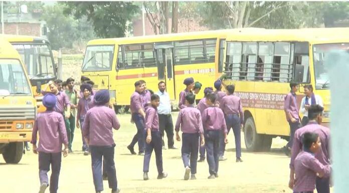 ਸਰਕਾਰ ਦੇ ਨਿਯਮ ਛਿੱਕੇ ’ਤੇ : 43 ਡਿਗਰੀ ਤਾਪਮਾਨ ’ਚ ਵੀ ਬੱਚਿਆਂ ਦੀਆਂ ਲਗਾਈਆਂ ਜਾ ਰਹੀਆਂ ਨੇ ਕਲਾਸਾਂ