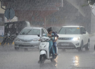 ਤੇਜ਼ ਬਾਰਿਸ਼ ਨੇ ਜਲੰਧਰੀਆਂ ਦੇ ਚਿਹਰੇ ‘ਤੇ ਲਿਆਂਦੀ ਰੌਣਕ, ਆਸਮਾਨ ‘ਚ ਛਾਏ ਬੱਦਲ ਕਰ ਰਹੇ ਤੇਜ਼ ਮੀਂਹ ਦੇ ਇਸ਼ਾਰੇ