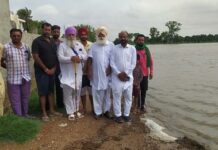 ਮੁਕਤਸਰ ਜ਼ਿਲ੍ਹੇ ਦੇ ਕਿਸਾਨਾਂ ਦੀ ਹਜ਼ਾਰਾਂ ਏਕੜ ਫ਼ਸਲ ਬਾਰਿਸ਼ ਕਾਰਨ ਪਾਣੀ ‘ਚ ਡੁੱਬੀ, ਖੇਤ ‘ਚ ਖੜ੍ਹਾ ਪਾਣੀ ਦਰਿਆ ਜਾਪਦੈ