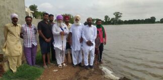 ਮੁਕਤਸਰ ਜ਼ਿਲ੍ਹੇ ਦੇ ਕਿਸਾਨਾਂ ਦੀ ਹਜ਼ਾਰਾਂ ਏਕੜ ਫ਼ਸਲ ਬਾਰਿਸ਼ ਕਾਰਨ ਪਾਣੀ ‘ਚ ਡੁੱਬੀ, ਖੇਤ ‘ਚ ਖੜ੍ਹਾ ਪਾਣੀ ਦਰਿਆ ਜਾਪਦੈ
