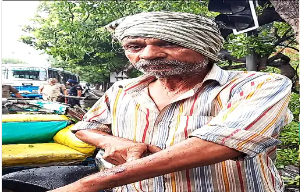 ਚੰਡੀਗੜ੍ਹ ‘ਚ ਡਿੱਗਿਆ ਇਕ ਹੋਰ ਦਰਖਤ, 2 ਲੋਕ ਜ਼ਖ਼ਮੀ, ਕੁਝ ਦਿਨ ਪਹਿਲਾਂ ਹੋਈ ਹੈ ਇਕ ਵਿਦਿਆਰਥਣ ਦੀ ਮੌਤ