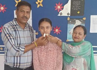 10ਵੀਂ ਦੀ ਮੈਰਿਟ ‘ਚ ਆਉਣ ਵਾਲੀ ਦਿਪਾਂਸ਼ੀ ਦਾ ਮੁਕਾਬਲਾ ਆਪਣੀਆਂ ਭੈਣਾਂ ਨਾਲ ਹੀ ਸੀ, ਟੌਪ ਕਰਕੇ ਦਿਪਾਂਸ਼ੀ ਨੇ ਪੱਤਰਕਾਰ ਪਿਤਾ ਦਾ ਸੁਫਨਾ ਕੀਤਾ ਪੂਰਾ