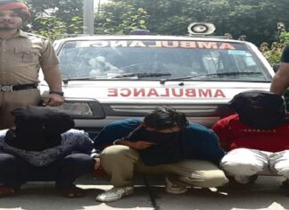 ਮੋਹਾਲੀ : ਫ਼ਿਲਮੀ ਸਟਾਈਲ ‘ਚ ਐਂਬੂਲੈਂਸ ‘ਚ ਪਾਇਆ ਨਕਲੀ ਮਰੀਜ਼, ਸਿਰਹਾਣੇ ਥੱਲੇ ਰੱਖੀ 8 ਕਿੱਲੋ ਅਫ਼ੀਮ, 3 ਕਾਬੂ