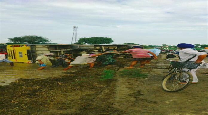 ਨਵਾਂਸ਼ਹਿਰ ‘ਚ ਸਵਾਰੀਆਂ ਨਾਲ ਭਰੀ ਬੱਸ ਪਲਟੀ, ਸ਼ੀਸ਼ੇ ਤੋੜ ਕੇ ਸਵਾਰੀਆਂ ਕੱਢੀਆਂ ਬਾਹਰ