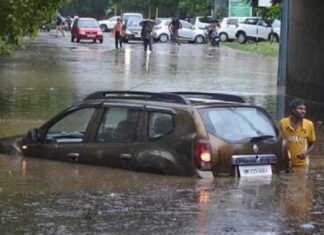 ਚੰਡੀਗੜ੍ਹ ‘ਚ ਹੜ੍ਹ ਵਰਗੇ ਹਾਲਾਤ, ਸੁਖਨਾ ਝੀਲ ਦਾ ਇਕ ਫਲੱਡ ਗੇਟ ਖੋਲ੍ਹਿਆ, ਕਈ ਇਲਾਕੇ ਪਾਣੀ ‘ਚ ਡੁੱਬੇ