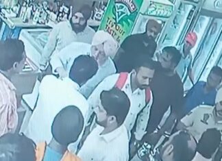 ਲੁਧਿਆਣਾ : ਚਿਕਨ ਦੀਆਂ ਦੁਕਾਨਾਂ ਦੀ ਜਾਂਚ ਦੇ ਨਾਂ ’ਤੇ ਚਿਕਨ ਚੁੱਕ ਕੇ ਲੈ ਗਏ ਨਗਰ ਨਿਗਮ ਦੇ ਅਫਸਰ ; ਸੀਸੀਟੀਵੀ ਵੀਡੀਓ ਆਈ ਸਾਹਮਣੇ