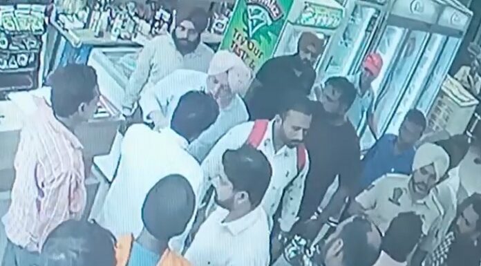 ਲੁਧਿਆਣਾ : ਚਿਕਨ ਦੀਆਂ ਦੁਕਾਨਾਂ ਦੀ ਜਾਂਚ ਦੇ ਨਾਂ ’ਤੇ ਚਿਕਨ ਚੁੱਕ ਕੇ ਲੈ ਗਏ ਨਗਰ ਨਿਗਮ ਦੇ ਅਫਸਰ ; ਸੀਸੀਟੀਵੀ ਵੀਡੀਓ ਆਈ ਸਾਹਮਣੇ