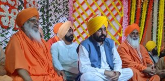 ਸੀਚੇਵਾਲ ਪੁੱਜੇ ਭਗਵੰਤ ਮਾਨ ਨੇ ਪਿਛਲੀਆਂ ਸਰਕਾਰਾਂ ‘ਤੇ ਤੰਜ ਕੱਸਦਿਆਂ ਕਿਹਾ-ਬਾਗਾਂ ਦੇ ਰਾਖਿਆਂ ਨੇ ਹੀ ਉਜਾੜ ਦਿੱਤੇ ਬਾਗ