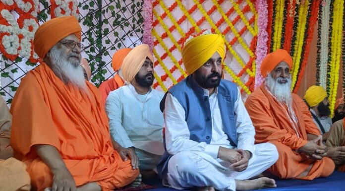 ਸੀਚੇਵਾਲ ਪੁੱਜੇ ਭਗਵੰਤ ਮਾਨ ਨੇ ਪਿਛਲੀਆਂ ਸਰਕਾਰਾਂ ‘ਤੇ ਤੰਜ ਕੱਸਦਿਆਂ ਕਿਹਾ-ਬਾਗਾਂ ਦੇ ਰਾਖਿਆਂ ਨੇ ਹੀ ਉਜਾੜ ਦਿੱਤੇ ਬਾਗ