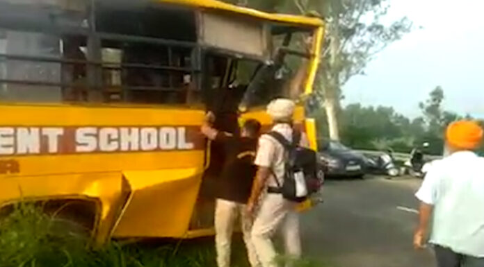 ਹੁਸ਼ਿਆਰਪੁਰ ਦੇ ਦਸੂਹਾ ਨੇੜੇ ਸਕੂਲੀ ਬੱਸ ਦਾ ਹੋਇਆ ਐਕਸੀਡੈਂਟ, 1 ਬੱਚੇ ਦੀ ਮੌਤ 13 ਜ਼ਖਮੀ