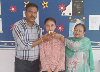 ਪੱਤਰਕਾਰ ਰਿਸ਼ੀ ਚੰਦਰ ਦੀ ਬੇਟੀ ਦਿਪਾਂਸ਼ੀ ਨੇ ਨਵਾਂਸ਼ਹਿਰ ‘ਚੋਂ ਪ੍ਰਾਪਤ ਕੀਤਾ ਪਹਿਲਾ ਸਥਾਨ, MBA ਕਰਕੇ ਦੇਸ਼ ਦੀ ਅਰਥ ਵਿਵਸਥਾ ਨੂੰ ਉਚਾਈਆਂ ’ਤੇ ਲੈ ਕੇ ਜਾਣਾ ਚਾਹੁੰਦੀ ਹੈ