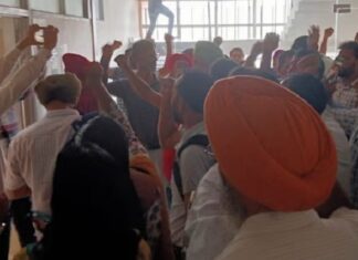 ਮੋਹਾਲੀ : ਡੀਪੀਆਈ ਦਫਤਰ ’ਚ ਵੜੇ ਪ੍ਰਦਰਸ਼ਨਕਾਰੀ ਸਿੱਖਿਅਕ, ਸਰਕਾਰ ਤੇ ਸਿੱਖਿਆ ਵਿਭਾਗ ਖਿਲਾਫ ਲਗਾਏ ਨਾਅਰੇ