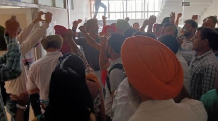 ਮੋਹਾਲੀ : ਡੀਪੀਆਈ ਦਫਤਰ ’ਚ ਵੜੇ ਪ੍ਰਦਰਸ਼ਨਕਾਰੀ ਸਿੱਖਿਅਕ, ਸਰਕਾਰ ਤੇ ਸਿੱਖਿਆ ਵਿਭਾਗ ਖਿਲਾਫ ਲਗਾਏ ਨਾਅਰੇ