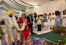 ਅਨੰਦ ਕਾਰਜ ਦੌਰਾਨ ਭਾਵੁਕ ਹੋਏ ਭਗਵੰਤ ਮਾਨ, ਕੇਜਰੀਵਾਲ ਦੇ ਪੈਰੀਂ ਹੱਥ ਲਾ ਕੇ ਲਿਆ ਆਸ਼ੀਰਵਾਦ