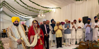 ਅਨੰਦ ਕਾਰਜ ਦੌਰਾਨ ਭਾਵੁਕ ਹੋਏ ਭਗਵੰਤ ਮਾਨ, ਕੇਜਰੀਵਾਲ ਦੇ ਪੈਰੀਂ ਹੱਥ ਲਾ ਕੇ ਲਿਆ ਆਸ਼ੀਰਵਾਦ