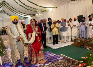 ਅਨੰਦ ਕਾਰਜ ਦੌਰਾਨ ਭਾਵੁਕ ਹੋਏ ਭਗਵੰਤ ਮਾਨ, ਕੇਜਰੀਵਾਲ ਦੇ ਪੈਰੀਂ ਹੱਥ ਲਾ ਕੇ ਲਿਆ ਆਸ਼ੀਰਵਾਦ