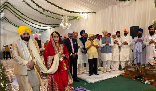 ਅਨੰਦ ਕਾਰਜ ਦੌਰਾਨ ਭਾਵੁਕ ਹੋਏ ਭਗਵੰਤ ਮਾਨ, ਕੇਜਰੀਵਾਲ ਦੇ ਪੈਰੀਂ ਹੱਥ ਲਾ ਕੇ ਲਿਆ ਆਸ਼ੀਰਵਾਦ