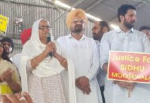 ਸਿੱਧੂ ਮੂਸੇਵਾਲਾ ਦੇ ਮਾਪਿਆਂ ਨੇ ਕਿਹਾ- ਜਦੋਂ ਤੱਕ ਗੈਂਗਸਟਰਾਂ ਦਾ ਸਰਗਣਾ 200 ਬੰਦਿਆਂ ਦੀ ਸਕਿਓਰਿਟੀ ਲੈ ਕੇ ਚੱਲੇਗਾ, ਉਦੋਂ ਤੱਕ ਸਾਡੇ ਦਿਲ ‘ਤੇ ਸੱਟ ਵੱਜਦੀ ਰਹੇਗੀ