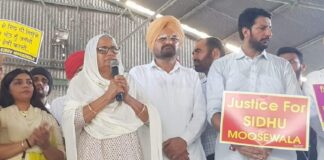 ਸਿੱਧੂ ਮੂਸੇਵਾਲਾ ਦੇ ਮਾਪਿਆਂ ਨੇ ਕਿਹਾ- ਜਦੋਂ ਤੱਕ ਗੈਂਗਸਟਰਾਂ ਦਾ ਸਰਗਣਾ 200 ਬੰਦਿਆਂ ਦੀ ਸਕਿਓਰਿਟੀ ਲੈ ਕੇ ਚੱਲੇਗਾ, ਉਦੋਂ ਤੱਕ ਸਾਡੇ ਦਿਲ ‘ਤੇ ਸੱਟ ਵੱਜਦੀ ਰਹੇਗੀ