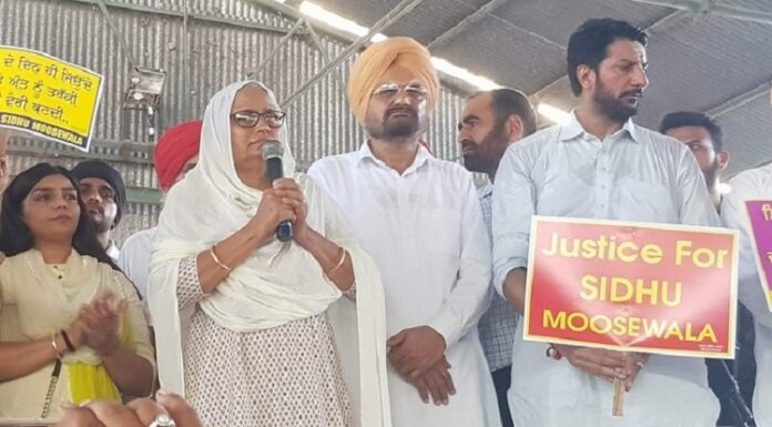 ਸਿੱਧੂ ਮੂਸੇਵਾਲਾ ਦੇ ਮਾਪਿਆਂ ਨੇ ਕਿਹਾ- ਜਦੋਂ ਤੱਕ ਗੈਂਗਸਟਰਾਂ ਦਾ ਸਰਗਣਾ 200 ਬੰਦਿਆਂ ਦੀ ਸਕਿਓਰਿਟੀ ਲੈ ਕੇ ਚੱਲੇਗਾ, ਉਦੋਂ ਤੱਕ ਸਾਡੇ ਦਿਲ ‘ਤੇ ਸੱਟ ਵੱਜਦੀ ਰਹੇਗੀ