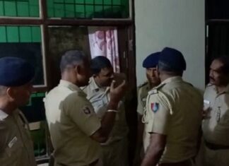 ਚੰਡੀਗੜ੍ਹ : ਪਤੀ ਨੇ ਪਤਨੀ ਦਾ ਗਲ਼ਾ ਵੱਢਣ ਪਿੱਛੋਂ ਧੀ ਨੂੰ ਗਲ਼ਾ ਘੁੱਟ ਕੇ ਮਾਰਿਆ, ਫਿਰ ਆਪ ਵੀ ਲੈ ਲਿਆ ਫਾਹਾ