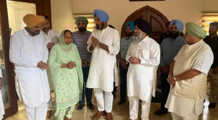 ਸਿੱਧੂ ਮੂਸੇਵਾਲਾ ਦੇ ਘਰ ਪੁੱਜੇ ਮਜੀਠੀਆ, ਬੋਲੇ ਸਕਿਓਰਿਟੀ ਤਾਂ ਵਾਪਸ ਮਿਲ ਗਈ, ਪਰ ਸਿੱਧੂ ਵਾਪਸ ਨਹੀਂ ਆਵੇਗਾ