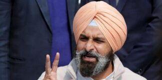 ਖਟਕੜ ਕਲਾਂ : ਮਜੀਠੀਆ ਨੇ ਕਾਂਗਰਸ ‘ਤੇ ਨਿਸ਼ਾਨਾ ਸਾਧਦਿਆਂ ਕਿਹਾ- ‘2 ਡੀ.ਜੀ.ਪੀ., 4 ਏ.ਡੀ.ਜੀ.ਪੀ ਬਦਲੇ, ਝੂਠਾ ਪਰਚਾ ਕਰਾਉਣ ਲਈ, ਇਸ ਤਰ੍ਹਾਂ ਦੀ ਸਿਆਸਤ ਤੋਂ ਪੰਜਾਬ ਨੂੰ ਕੀ ਮਿਲਿਆ?