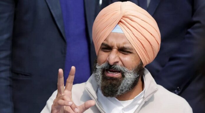 ਖਟਕੜ ਕਲਾਂ : ਮਜੀਠੀਆ ਨੇ ਕਾਂਗਰਸ ‘ਤੇ ਨਿਸ਼ਾਨਾ ਸਾਧਦਿਆਂ ਕਿਹਾ- ‘2 ਡੀ.ਜੀ.ਪੀ., 4 ਏ.ਡੀ.ਜੀ.ਪੀ ਬਦਲੇ, ਝੂਠਾ ਪਰਚਾ ਕਰਾਉਣ ਲਈ, ਇਸ ਤਰ੍ਹਾਂ ਦੀ ਸਿਆਸਤ ਤੋਂ ਪੰਜਾਬ ਨੂੰ ਕੀ ਮਿਲਿਆ?