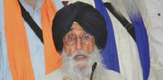 ਸਿਮਰਨਜੀਤ ਮਾਨ ਨੇ ਤਿਰੰਗੇ ਦੀ ਥਾਂ ਲਹਿਰਾਇਆ ‘ਕੇਸਰੀ ਨਿਸ਼ਾਨ ’