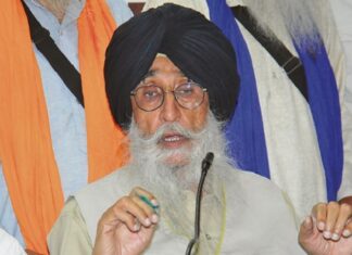 ਸਿਮਰਨਜੀਤ ਮਾਨ ਨੇ ਤਿਰੰਗੇ ਦੀ ਥਾਂ ਲਹਿਰਾਇਆ ‘ਕੇਸਰੀ ਨਿਸ਼ਾਨ ’