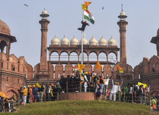 ਟਰਾਂਸਪੋਰਟ ਮੰਤਰੀ ਲਾਲਜੀਤ ਭੁੱਲਰ ਕਸੂਤੇ ਫਸੇ, ਲਾਲ ਕਿਲ੍ਹੇ ‘ਤੇ ਕੇਸਰੀ ਨਿਸ਼ਾਨ ਲਹਿਰਾਉਣ ਸਮੇਂ ਦੀਪ ਸਿੱਧੂ ਦੀ ਵੀਡੀਓ ‘ਚ ਆਏ ਨਜ਼ਰ