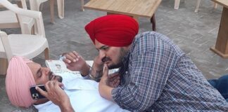 ਸਿੱਧੂ ਮੂਸੇਵਾਲਾ ਦੇ ਪਿਤਾ ਨੇ ਕਿਹਾ- ਲਾਰੈਂਸ 1 ਲੱਖ ਦੇ ਬੂਟ ਪਾ ਕੇ ਅਦਾਲਤ ‘ਚ ਆਇਆ, ਸਾਡਾ ਸਿੱਧੂ 100 ਰੁਪਏ ਦੀਆਂ ਚੱਪਲਾਂ ਪਾਉਂਦਾ ਸੀ