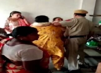 ਲੁਧਿਆਣਾ : ਸਕੂਲ ਨੇੜੇ ਠੇਕਾ ਖੁੱਲ੍ਹਣ ‘ਤੇ ਭੜਕੀਆਂ ਔਰਤਾਂ, ਪੁਲਿਸ ਸਾਹਮਣੇ ਬਾਹਰ ਸੁੱਟੀਆਂ ਸ਼ਰਾਬ ਦੀਆਂ ਬੋਤਲਾਂ