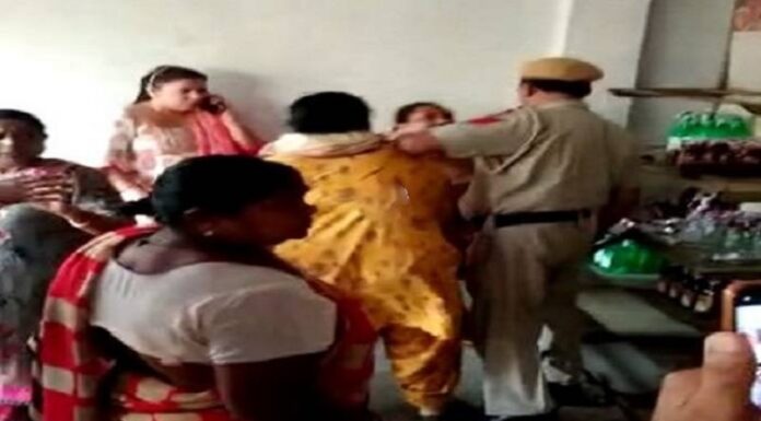 ਲੁਧਿਆਣਾ : ਸਕੂਲ ਨੇੜੇ ਠੇਕਾ ਖੁੱਲ੍ਹਣ ‘ਤੇ ਭੜਕੀਆਂ ਔਰਤਾਂ, ਪੁਲਿਸ ਸਾਹਮਣੇ ਬਾਹਰ ਸੁੱਟੀਆਂ ਸ਼ਰਾਬ ਦੀਆਂ ਬੋਤਲਾਂ