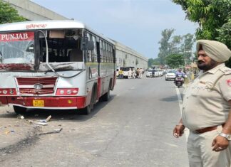 ਹੁਸ਼ਿਆਰਪੁਰ ‘ਚ ਦੋ ਬੱਸਾਂ ਦੀ ਆਹਮੋ-ਸਾਹਮਣੇ ਹੋਈ ਜ਼ਬਰਦਸਤ ਟੱਕਰ ‘ਚ 12 ਤੋਂ 14 ਲੋਕ ਗੰਭੀਰ ਜ਼ਖਮੀ