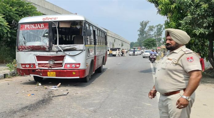 ਹੁਸ਼ਿਆਰਪੁਰ ‘ਚ ਦੋ ਬੱਸਾਂ ਦੀ ਆਹਮੋ-ਸਾਹਮਣੇ ਹੋਈ ਜ਼ਬਰਦਸਤ ਟੱਕਰ ‘ਚ 12 ਤੋਂ 14 ਲੋਕ ਗੰਭੀਰ ਜ਼ਖਮੀ