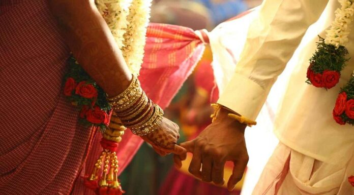 ਆਧਾਰ ਕਾਰਡ ਵੇਖਦਿਆਂ ਹੀ ਲੜਕੀ ਦਾ ਸੱਚ ਆਇਆ ਸਾਹਮਣੇ, ਪੰਡਿਤ ਨੇ ਕਿਹਾ, ਇਸ ID ਨਾਲ ਤਾਂ ਕੱਲ੍ਹ ਹੀ ਫੇਰੇ ਕੀਤੇ