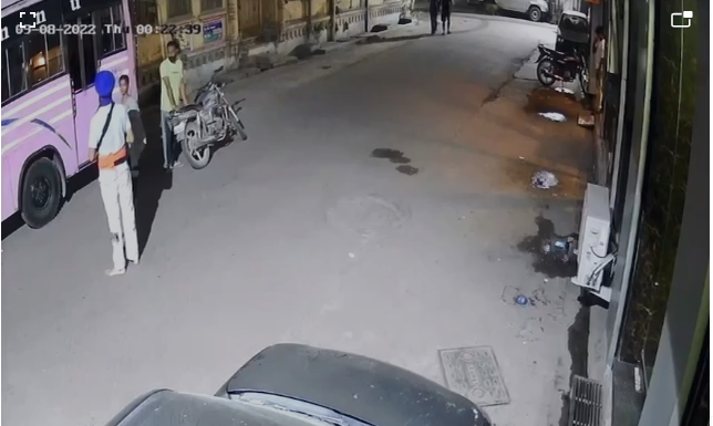 ਅੰਮ੍ਰਿਤਸਰ ‘ਚ ਨਿਹੰਗਾਂ ਵਲੋਂ ਨੌਜਵਾਨ ਦੇ ਕਤਲ ਦੀ ਇਕ ਹੋਰ CCTV ਆਈ ਸਾਹਮਣੇ, ਪੜ੍ਹੋ ਕੀ ਹੋਇਆ ਖੁਲਾਸਾ