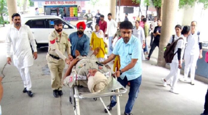 ਜਲੰਧਰ : ਟ੍ਰਿਪਲ ਸਵਾਰ ਨੌਜਵਾਨਾਂ ਨੇ ਚਲਾਨ ਤੋਂ ਬਚਣ ਦੀ ਕੋਸ਼ਿਸ਼ ਕਰਦਿਆਂ ASI ‘ਤੇ ਚਾੜ੍ਹ’ਤਾ ਮੋਟਰਸਾਈਕਲ
