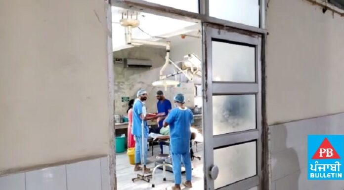 ਬਠਿੰਡਾ : ਬਿਨਾਂ ਦਰਵਾਜ਼ੇ ਤੋਂ ਚਲਦਾ ਹੈ ਸਿਵਲ ਹਸਪਤਾਲ ਦਾ ਆਪ੍ਰੇਸ਼ਨ ਥੀਏਟਰ, ਗੰਭੀਰ ਬਿਮਾਰੀਆਂ ਫੈਲਣ ਦਾ ਖਤਰਾ
