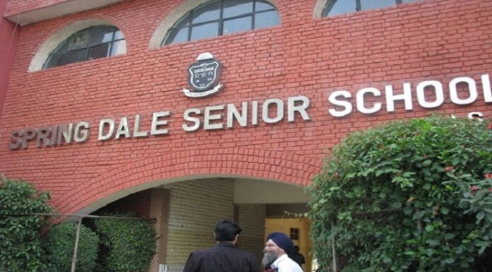 ਅੰਮ੍ਰਿਤਸਰ ‘ਚ ਸਕੂਲ ਨੂੰ ਬੰਬ ਨਾਲ ਉਡਾਉਣ ਦੀ ਧਮਕੀ : 2 ਵਿਦਿਆਰਥੀਆਂ ਨੇ ਗਣਿਤ ਦੀ ਪ੍ਰੀਖਿਆ ਤੋਂ ਬਚਣ ਲਈ ਫੈਲਾਈ ਸੀ ਅਫਵਾਹ