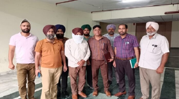 ਰਿਸ਼ਵਤਖੋਰਾਂ ‘ਤੇ ਸ਼ਿਕੰਜਾ, ਬਟਾਲਾ ‘ਚ ਮਾਲ ਪਟਵਾਰੀ, ਮਾਨਸਾ ‘ਚ ਰਜਿਸਟਰੀ ਕਲਰਕ ਤੇ ਚੌਂਕੀਦਾਰ ਕਾਬੂ