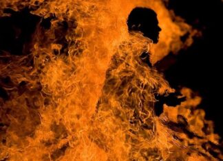 ਦਰਿੰਦਗੀ ਦੀ ਹੱਦ : ਨਬਾਲਗ ਬੇਟੇ ਨੇ ਨਹੀਂ ਕੀਤਾ ਹੋਮਵਰਕ ਤਾਂ ਪਿਤਾ ਨੇ ਮਿੱਟੀ ਦਾ ਤੇਲ ਪਾ ਕੇ ਜ਼ਿੰਦਾ ਸਾੜਿਆ