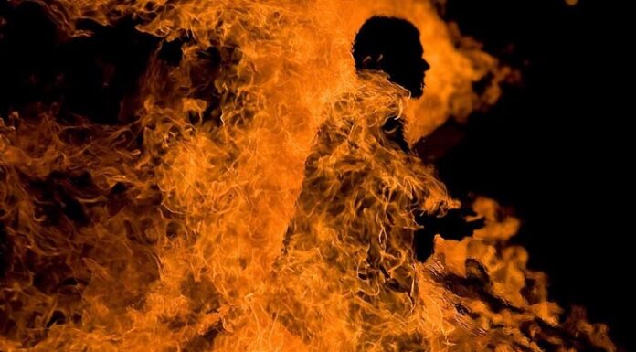 ਦਰਿੰਦਗੀ ਦੀ ਹੱਦ : ਨਬਾਲਗ ਬੇਟੇ ਨੇ ਨਹੀਂ ਕੀਤਾ ਹੋਮਵਰਕ ਤਾਂ ਪਿਤਾ ਨੇ ਮਿੱਟੀ ਦਾ ਤੇਲ ਪਾ ਕੇ ਜ਼ਿੰਦਾ ਸਾੜਿਆ