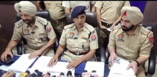 Amritsar : ਕੌਮਾਂਤਰੀ ਕਾਰ ਚੋਰ ਗਿਰੋਹ ਦੇ ਦੋ ਮੈਂਬਰ 15 ਲਗਜ਼ਰੀ ਕਾਰਾਂ ਸਣੇ ਕਾਬੂ, ਜਾਅਲੀ ਨੰਬਰ ਪਲੇਟਾਂ ਲਾ ਕੇ ਪੰਜਾਬ ‘ਚ ਵੇਚਦੇ ਸਨ ਗੱਡੀਆਂ