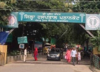 ਫਿਰ ਵਿਵਾਦਾਂ ‘ਚ ਪਠਾਨਕੋਟ ਦਾ ਸਿਵਲ ਹਸਪਤਾਲ, ਮਹਿਲਾ ਨੇ ਲੇਬਰ ਰੂਮ ਦੇ ਬਾਹਰ ਫਰਸ਼ ‘ਤੇ ਦਿੱਤਾ ਬੱਚੇ ਨੂੰ ਜਨਮ