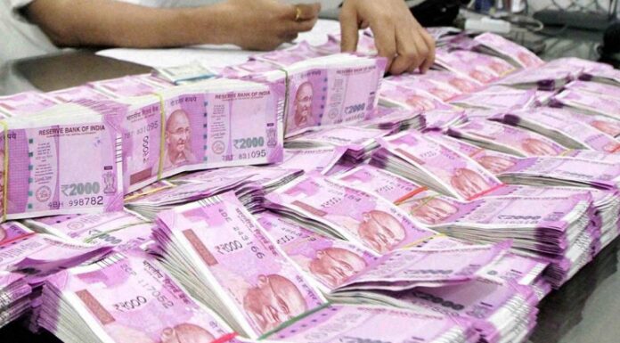 ਵੱਡੀ ਲਾਪਰਵਾਹੀ : ਪੰਜਾਬ ਨੈਸ਼ਨਲ ਬੈਂਕ ‘ਚ ਗਲ਼ ਗਏ 42 ਲੱਖ ਦੇ ਨੋਟ, ਚਾਰ ਬੈਂਕ ਅਧਿਕਾਰੀ ਸਸਪੈਂਡ