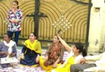 ਵਿਆਹੁਤਾ ਨੇ ਸਹੁਰਾ ਘਰ ਦੇ ਬਾਹਰ ਲਗਾਇਆ ਧਰਨਾ, ਪਤੀ ‘ਤੇ ਪੌਰਨ ਫਿਲਮਾਂ ਵਿਖਾ ਕੇ ਸੈਕਸੁਅਲ ਹਰਾਸਮੈਂਟ ਦੇ ਲਗਾਏ ਇਲਜ਼ਾਮ